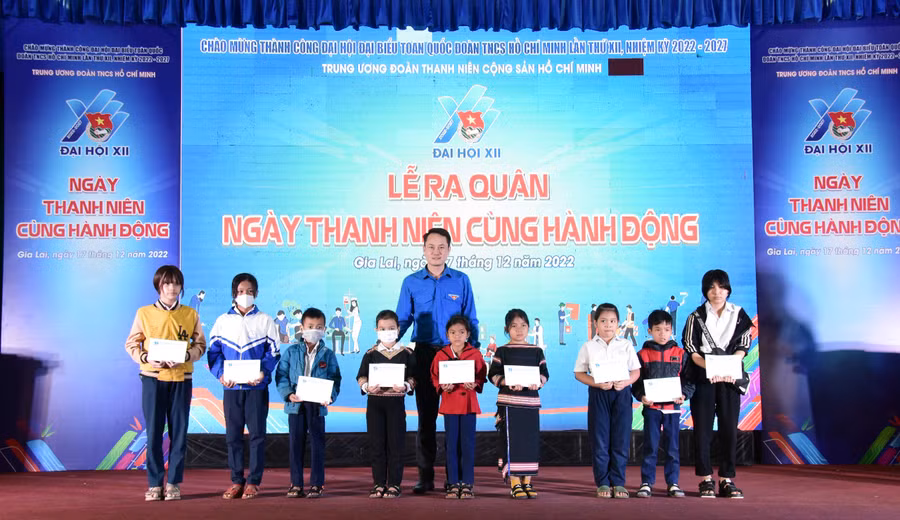 Anh Nguyễn Kim Quy-Phó Trưởng ban Đoàn kết, tập hợp Thanh niên Trung ương Đoàn tặng quà cho học sinh khó khăn của TP. Pleiku. Ảnh: Đức Thụy
