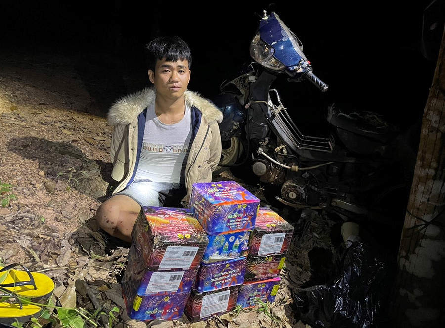 Đối tượng Hoàng cùng tang vật. Ảnh: Kiên Quyết Đối tượng Hoàng cùng tang vật. Ảnh: Kiên Quyết