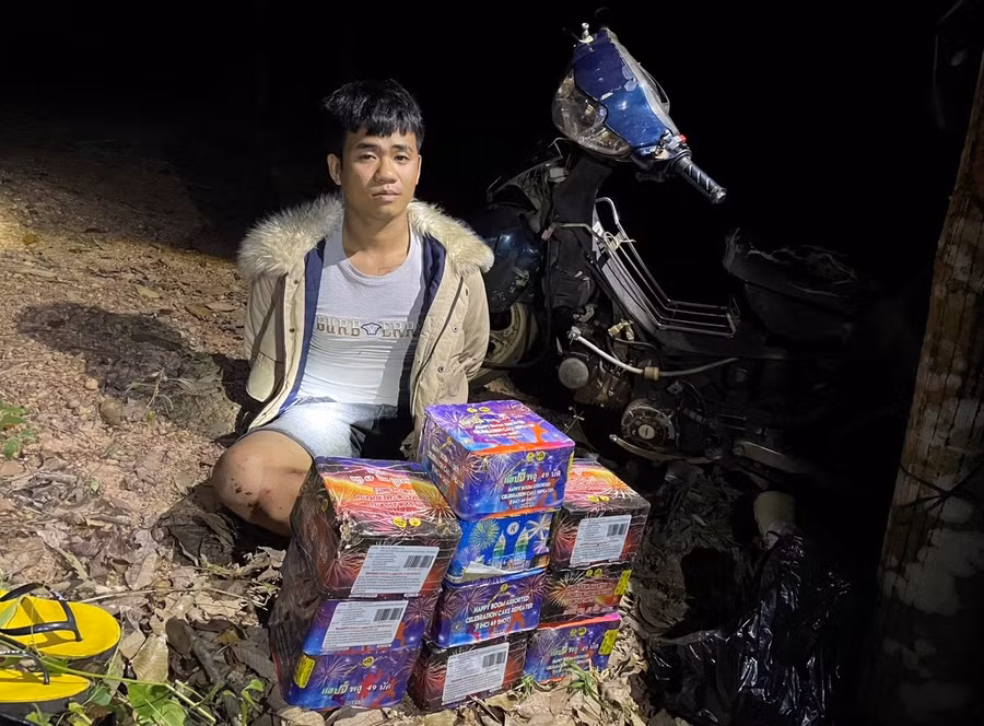 Đối tượng Hoàng cùng tang vật. Ảnh: Kiên Quyết