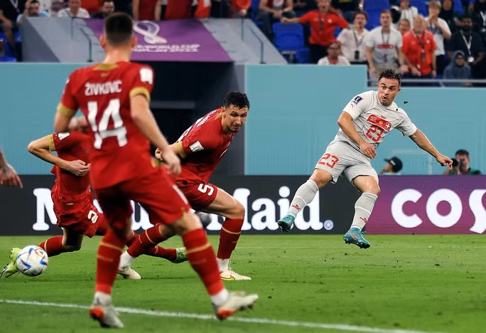 Shaqiri (phải) mở tỉ số trận đấu