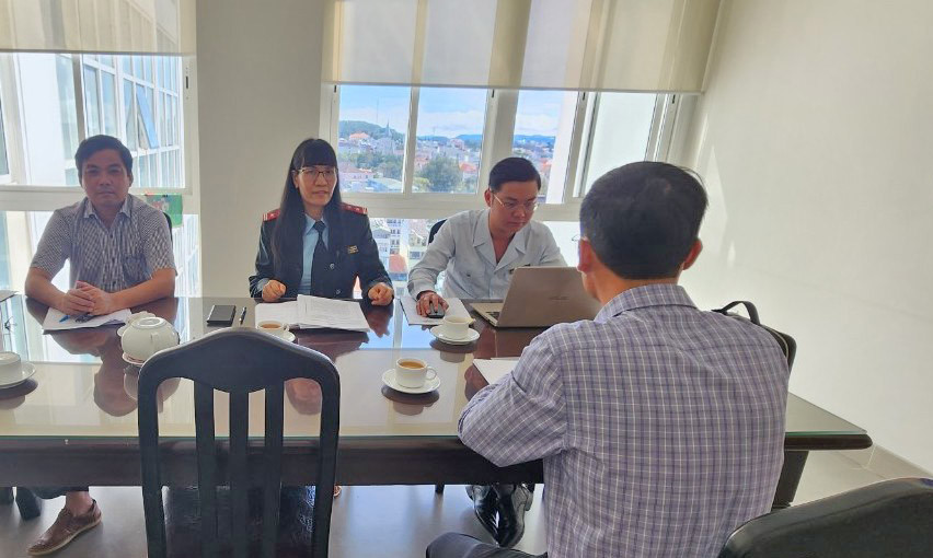 Thanh tra Sở Thông tin và Truyền thông cùng đại diện các cơ quan chức năng huyện Đạ Huoai làm việc với đại diện tạp chí Thương hiệu và Công luận. Ảnh: TTXVN