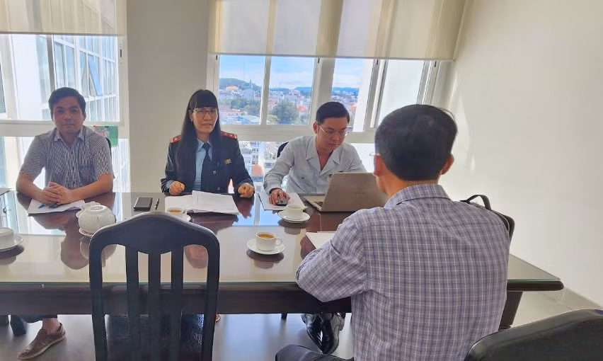 Thanh tra Sở Thông tin và Truyền thông cùng đại diện các cơ quan chức năng huyện Đạ Huoai làm việc với đại diện tạp chí Thương hiệu và Công luận. Ảnh: TTXVN