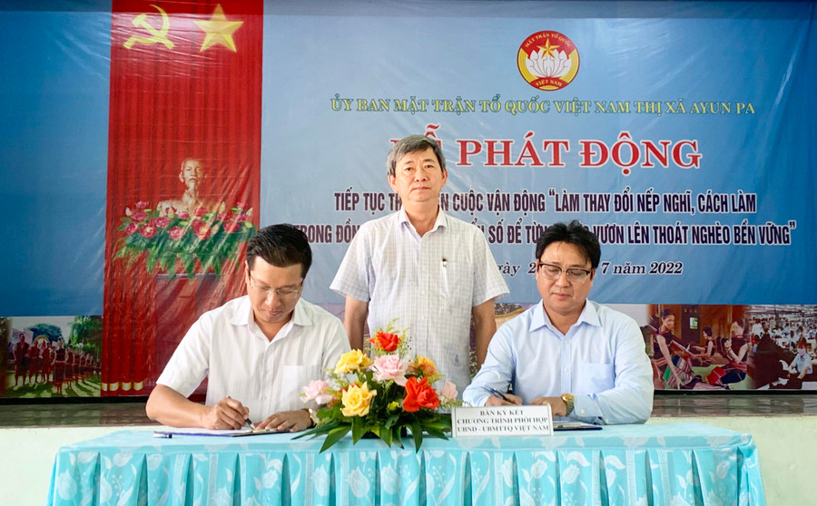 Ủy ban MTTQ Việt Nam và UBND thị xã Ayun Pa ký kết chương trình phối hợp thực hiện cuộc vận động “Làm thay đổi nếp nghĩ, cách làm trong đồng bào dân tộc thiểu số để từng bước vươn lên thoát nghèo bền vững”. Ảnh: Vũ Chi