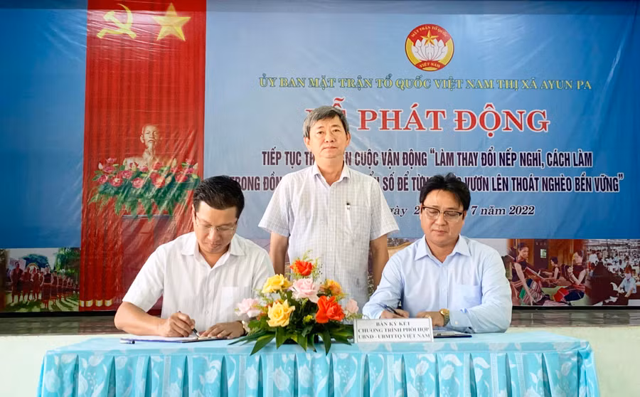Ủy ban MTTQ Việt Nam và UBND thị xã Ayun Pa ký kết chương trình phối hợp thực hiện cuộc vận động “Làm thay đổi nếp nghĩ, cách làm trong đồng bào dân tộc thiểu số để từng bước vươn lên thoát nghèo bền vững”. Ảnh: Vũ Chi