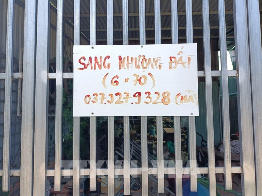 Biển rao bán đất tại thành phố Kon Tum. Ảnh: Dư Toán-TTXVN
