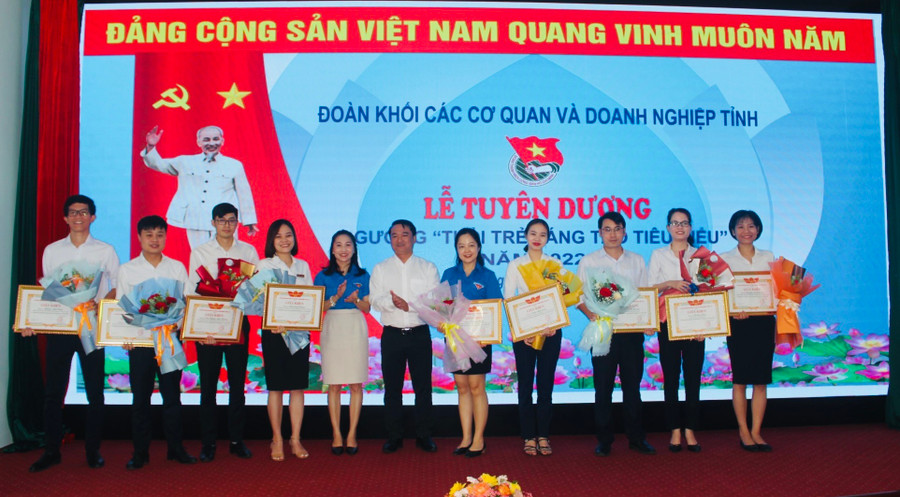 Ban Chấp hành Đoàn khối các Cơ quan và Doanh nghiệp tỉnh tặng giấy khen cho các gương Tuổi trẻ sáng tạo tiêu biểu năm 2022. Ảnh: Phan Lài