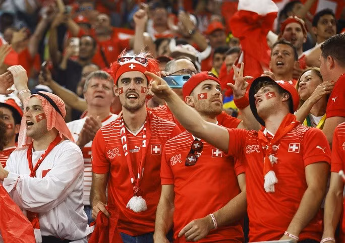 Người hâm mộ Thụy Sĩ vui sướng với tấm vé vào vòng 1/8 World Cup 2022