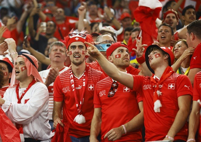 Người hâm mộ Thụy Sĩ vui sướng với tấm vé vào vòng 1/8 World Cup 2022