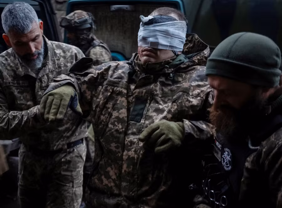 Một thương binh Ucraine. Ảnh: Reuters