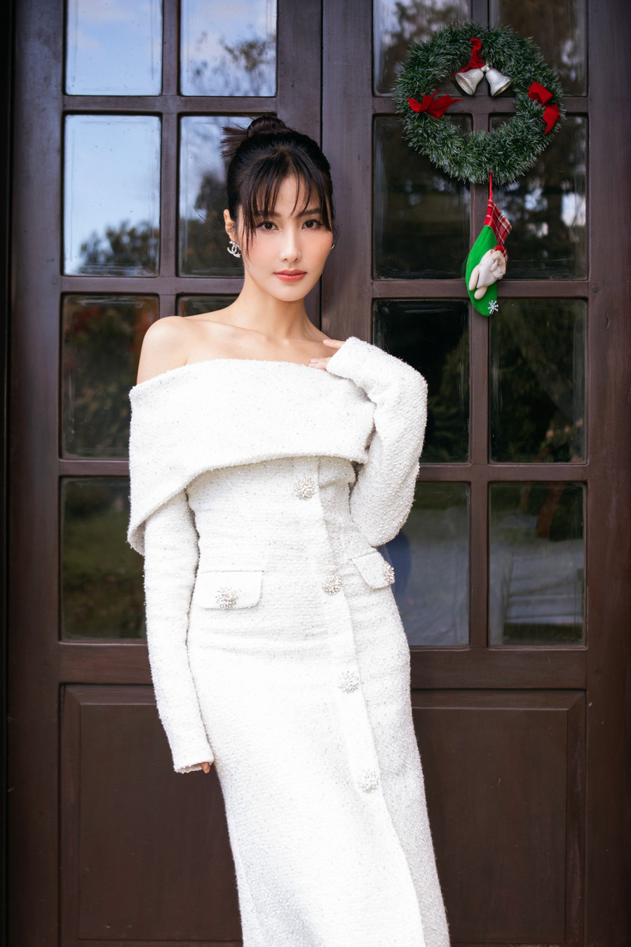 Diễm My chọn váy trễ vai, khoe vẻ quyến rũ ở tuổi 32. Thời gian qua, cô gây chú ý bởi vai diễn trong phim Tình yêu và tham vọng. Ảnh: Kiếng Cận