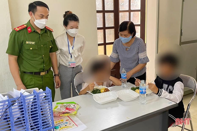 Chính quyền địa phương và người thân chăm sóc cho 2 cháu sau vụ việc xảy ra vào tháng cuối tháng 6-2022. Ảnh nguồn Báo Hà Tĩnh.