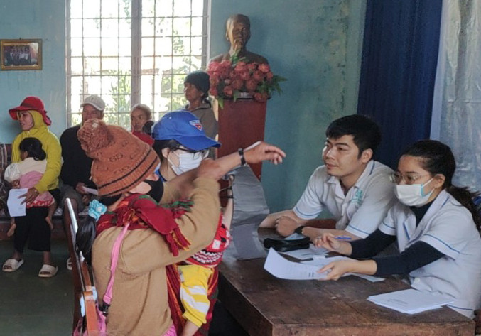 Đoàn khám bệnh, tư vấn, phát thuốc cho bà con. Ảnh: Văn Tấn