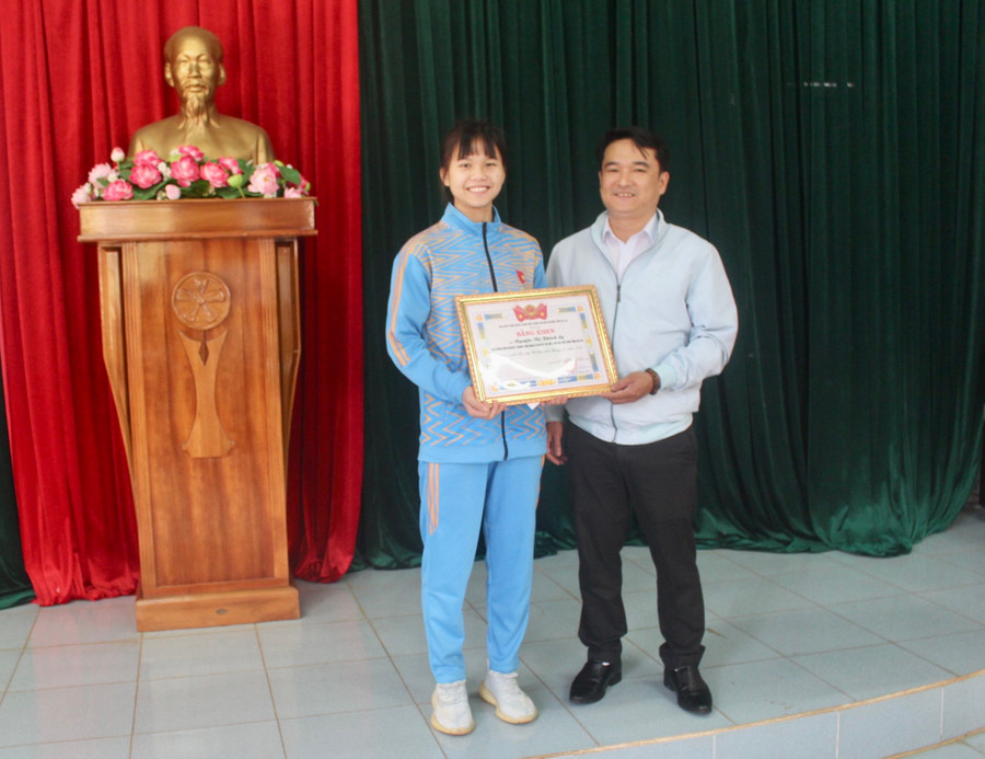Anh Đỗ Duy Nam (bìa phải)-Phó Bí thư Tỉnh Đoàn tặng bằng khen gương người tốt-việc tốt tiêu biểu cho vận động viên Nguyễn Thị Khánh Ly. Ảnh Phan Lài