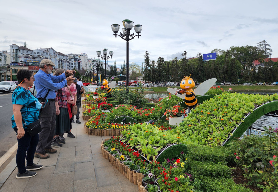 Du khách nước ngoài đến với các không gian hoa. Ảnh: Lâm Viên