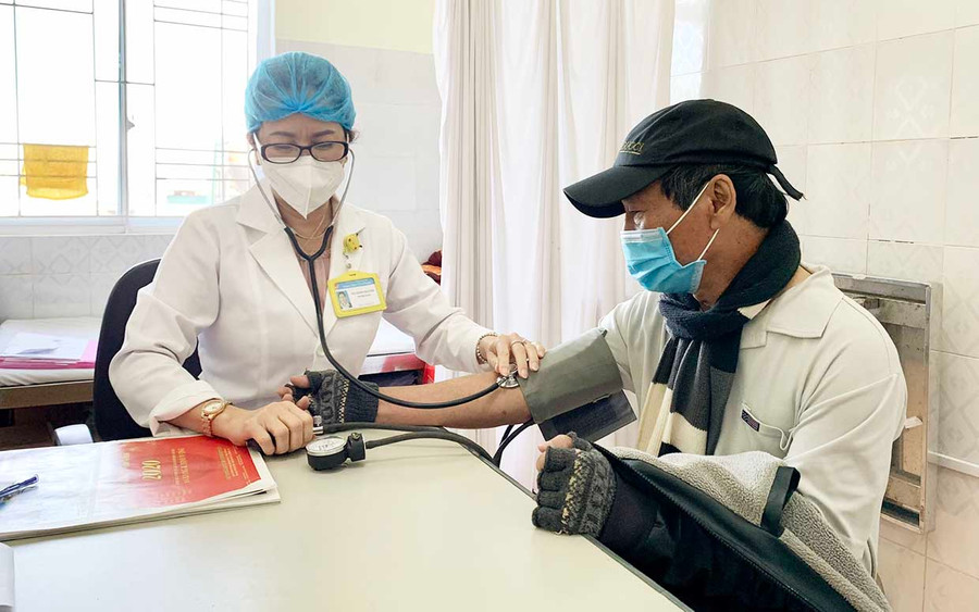 Bác sĩ đo huyết áp cho người dân đến khám tại Trung tâm Y tế TP. Pleiku. Ảnh: Như Nguyện Bác sĩ đo huyết áp cho người dân đến khám tại Trung tâm Y tế TP. Pleiku. Ảnh: Như Nguyện