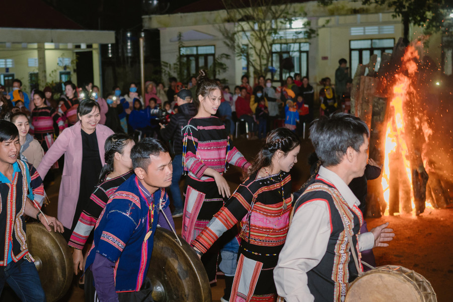 Vẻ ngoài giản dị, tính cách gần gũi, vui vẻ của Thiên Ân giúp cô ghi điểm với bà con nơi đây. Ảnh: NVCC Vẻ ngoài giản dị, tính cách gần gũi, vui vẻ của Thiên Ân giúp cô ghi điểm với bà con nơi đây. Ảnh: NVCC