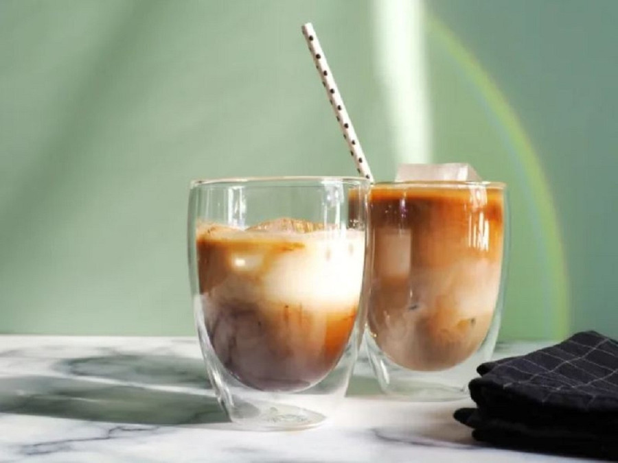 Một số loại đồ uống có kem và đường chứa lượng calo tương đương một bữa ăn. Ảnh: SHUTTERSTOCK