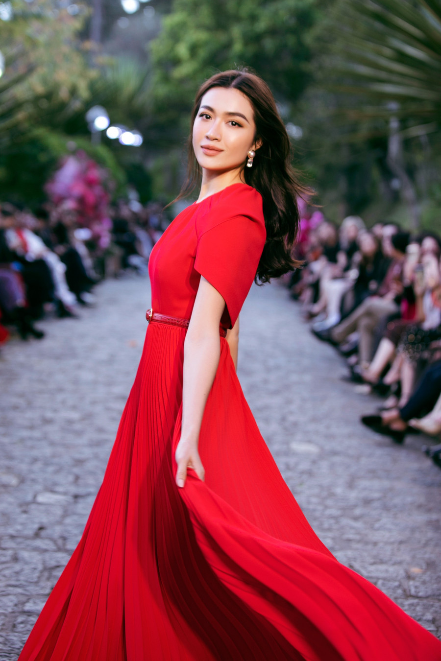 Á hậu Lệ Hằng khoe nhan sắc rạng rỡ. Ảnh: Kiếng Cận