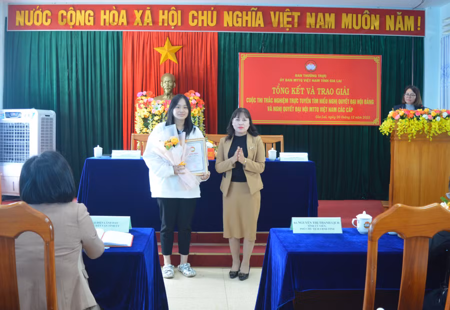 Phó Chủ tịch Thường trực Ủy ban MTTQ Việt Nam tỉnh Phạm Thị Lan trao giải cho cá nhân đạt giải nhất. Ảnh: Anh Huy