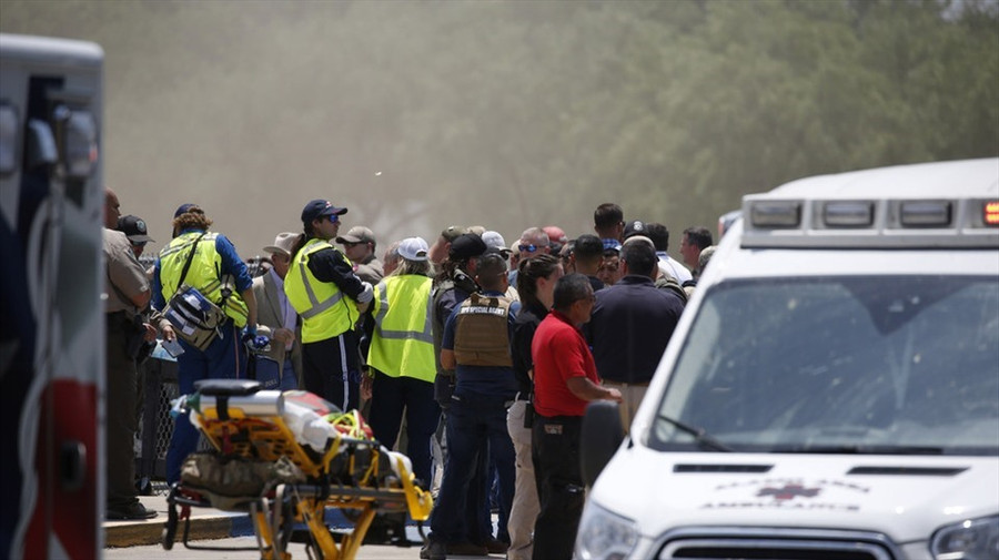 Bên ngoài hiện trường vụ xả súng ở trường tiểu học Robb, bang Texas, Mỹ, ngày 24.5.2022. Ảnh: AP