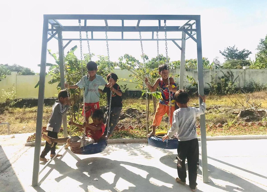 Các em học sinh Trường Phổ thông Dân tộc Bán trú Tiểu học Nay Der điểm trường Plei Hek (xã Chư A Thai) vui đùa bên khu vui chơi do Huyện Đoàn Phú Thiện phối hợp các đơn vị trao tặng. Ảnh: Minh Nhật