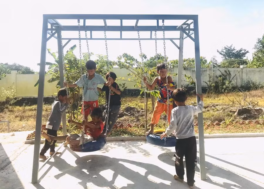 Các em học sinh Trường Phổ thông Dân tộc Bán trú Tiểu học Nay Der điểm trường Plei Hek (xã Chư A Thai) vui đùa bên khu vui chơi do Huyện Đoàn Phú Thiện phối hợp các đơn vị trao tặng. Ảnh: Minh Nhật