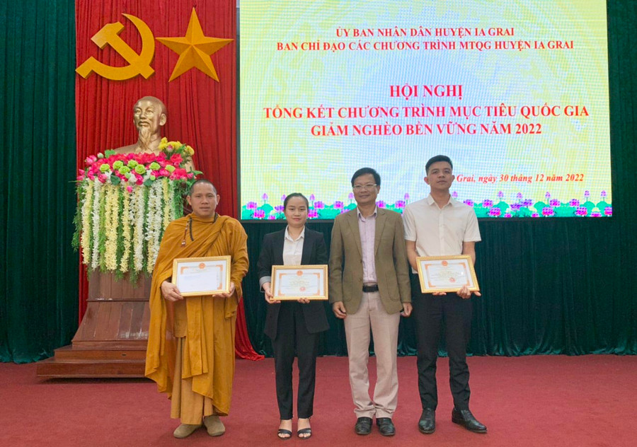 Trao giấy khen cho các cá nhân có thành tích xuất sắc trong công tác giảm nghèo 2022. Ảnh: Phương Lộc