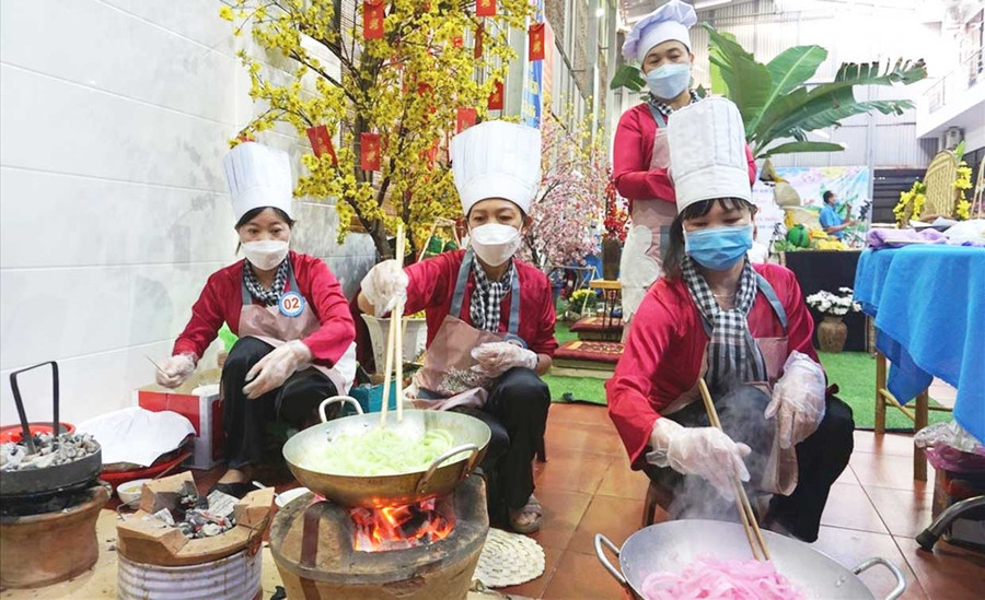 Hội thi làm bánh mứt truyền thống góp phần giữ gìn những giá trị văn hóa của dân tộc Việt mỗi khi Tết đến xuân về. Ảnh: Đinh Yến Hội thi làm bánh mứt truyền thống góp phần giữ gìn những giá trị văn hóa của dân tộc Việt mỗi khi Tết đến xuân về. Ảnh: Đinh Yến