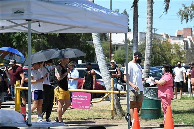 Người dân xếp hàng chờ tiêm vaccine phòng bệnh đậu mùa khỉ tại Los Angeles, California (Mỹ), ngày 27/7/2022. (Ảnh: AFP/TTXVN) Người dân xếp hàng chờ tiêm vaccine phòng bệnh đậu mùa khỉ tại Los Angeles, California (Mỹ), ngày 27/7/2022. (Ảnh: AFP/TTXVN)