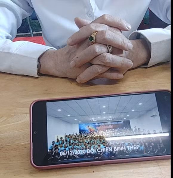 Trưởng phòng Tính cho PV xem các video về các buổi đi chơi, huấn luyện của công ty.