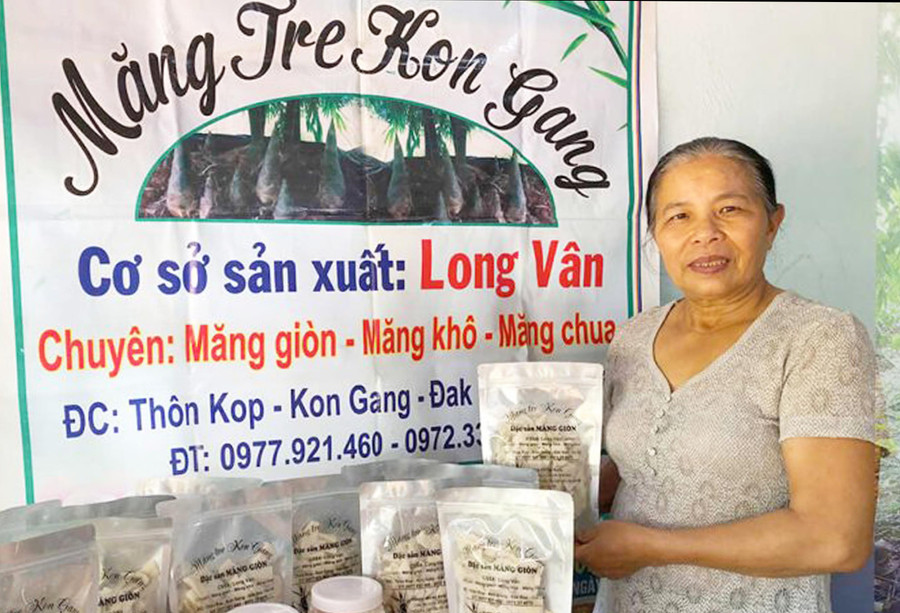 Bà Hồ Thị Vân giới thiệu các sản phẩm của cơ sở được chế biến từ măng tre. Ảnh: Phạm Ngọc Bà Hồ Thị Vân giới thiệu các sản phẩm của cơ sở được chế biến từ măng tre. Ảnh: Phạm Ngọc
