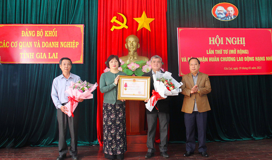 Thừa ủy nhiệm của Chủ tịch nước, Phó Bí thư Thường trực Tỉnh ủy Châu Ngọc Tuấn (bìa phải) trao Huân chương Lao động hạng nhì cho Đảng ủy Khối các Cơ quan và Doanh nghiệp tỉnh. Ảnh: Anh Huy Thừa ủy nhiệm của Chủ tịch nước, Phó Bí thư Thường trực Tỉnh ủy Châu Ngọc Tuấn (bìa phải) trao Huân chương Lao động hạng nhì cho Đảng ủy Khối các Cơ quan và Doanh nghiệp tỉnh. Ảnh: Anh Huy