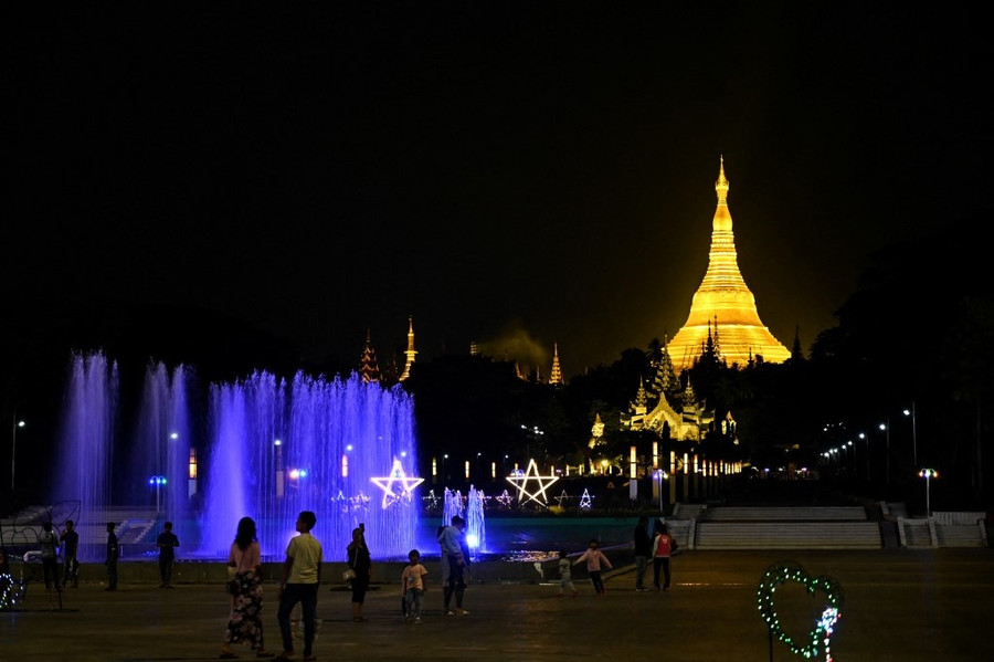  Đón năm mới ở Yangon, Myanmar. Ảnh: AFP