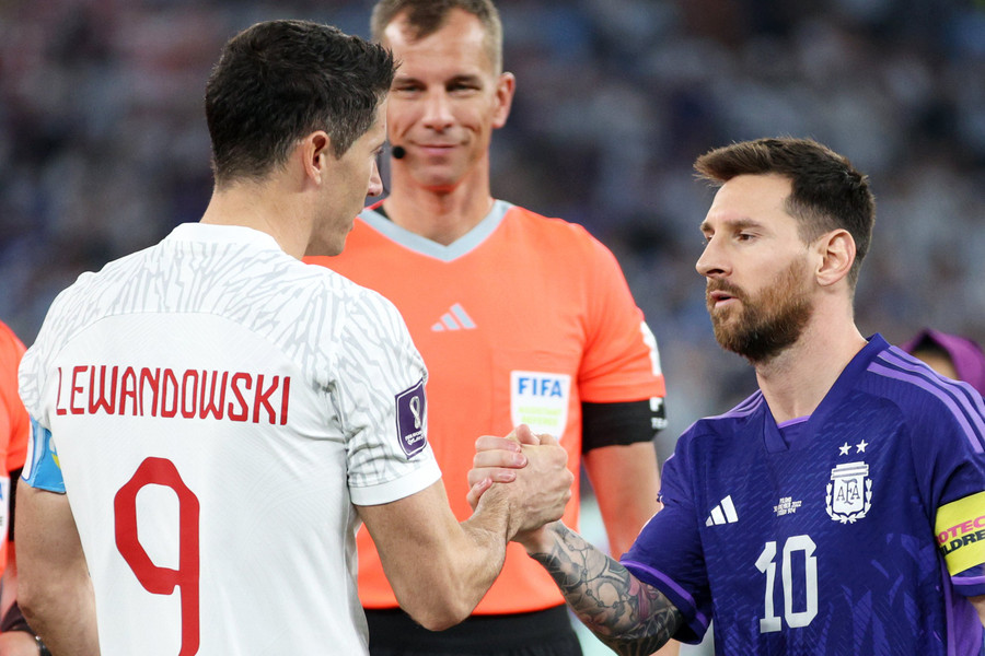 Argentina và Ba Lan đã dắt tay nhau đi tiếp vào vòng 16 đội. Ảnh: FIFA Argentina và Ba Lan đã dắt tay nhau đi tiếp vào vòng 16 đội. Ảnh: FIFA