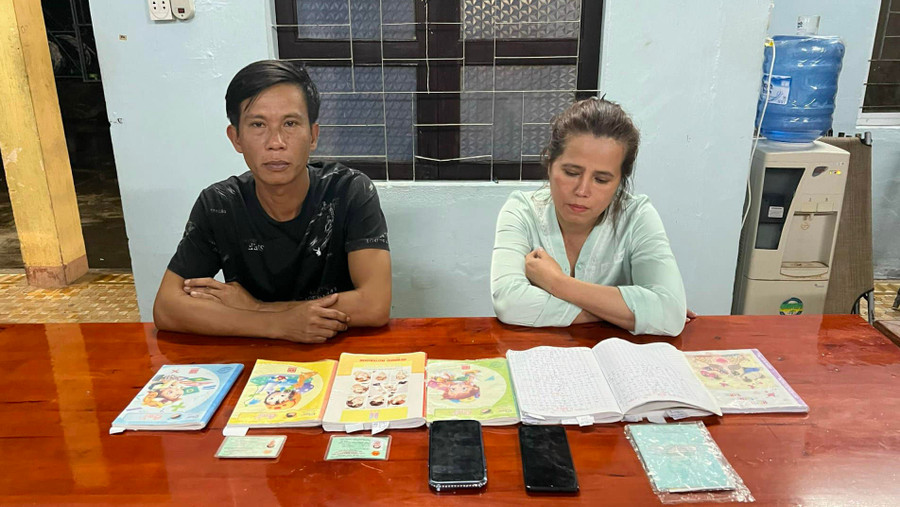 Hai vợ chồng Ngô Vũ Tường Vi và Nguyễn Thị Nhỵ tại cơ quan công an. Ảnh: Công an TP. Quảng Ngãi