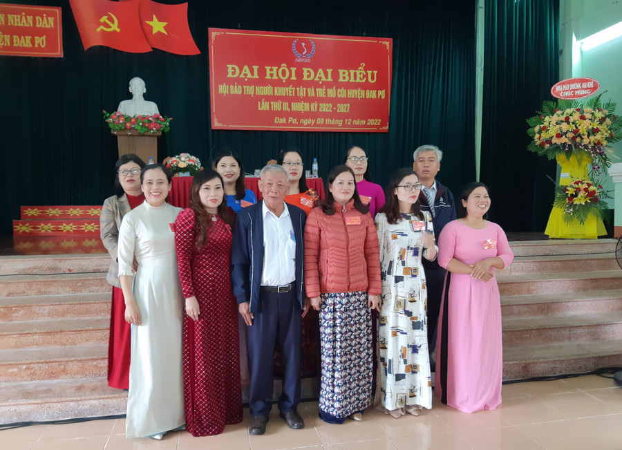 Ban Chấp hành Hội Bảo trợ Người khuyết tật và trẻ mô côi huyện ra mắt tại Đại hội. Ảnh: Phan Thủy