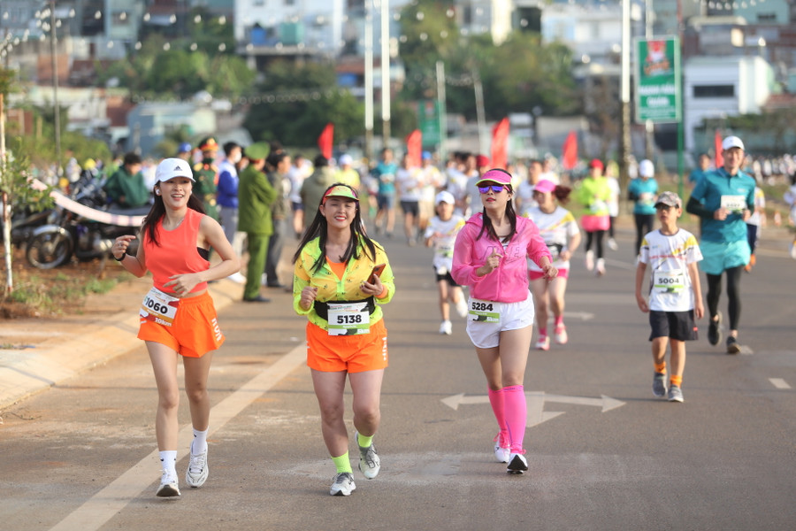 Các bộ trang phục rực rỡ tạo nên sắc màu tươi vui cho giải đấu. Ảnh: Văn Ngọc