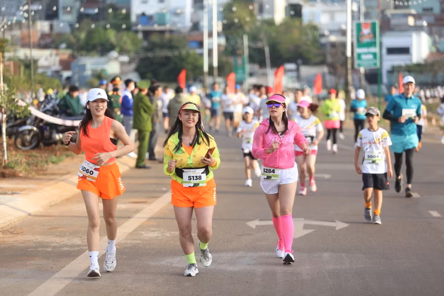 Các bộ trang phục rực rỡ tạo nên sắc màu tươi vui cho giải đấu. Ảnh: Văn Ngọc