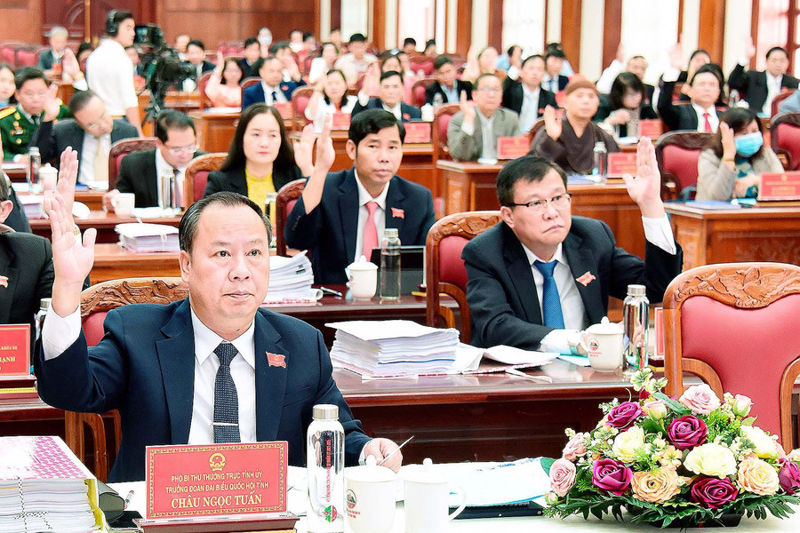 Các đại biểu biểu quyết thông qua nội dung kỳ họp. Ảnh: Đức Thụy