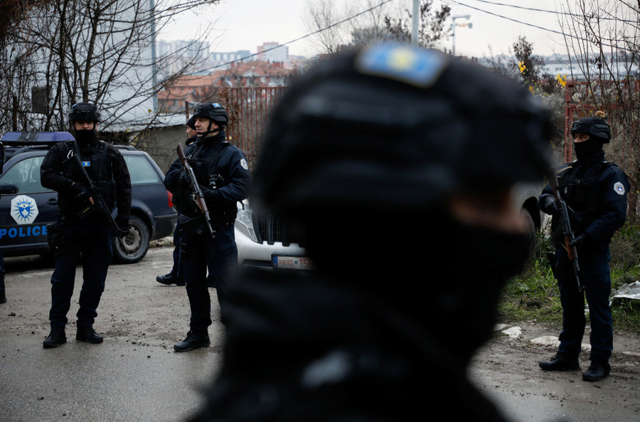 Cảnh sát Kosovo tuần tra tại một khu vực phía bắc của thị trấn Mitrovica, Kosovo ngày 13.12. Ảnh: Reuters