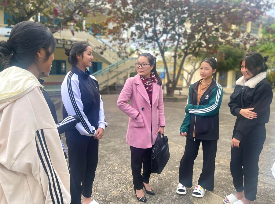 Trường THCS Dân tộc Nội trú huyện Kbang thường xuyên lồng ghép các nội dung tuyê n truyền về sức khỏe sinh sản, tình trạng tảo hôn, hôn nhân cận huyết thống trong các buổi sinh hoạt ngoại khóa, chuyên. Ảnh: Minh Nguyễn