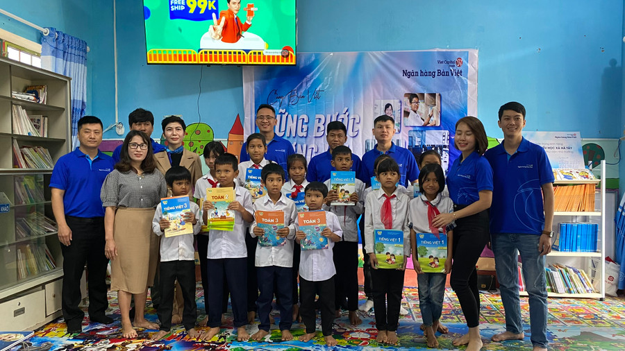Ngân hàng TMCP Bản Việt Chi nhánh Gia Lai trao tặng trang thiết bị thư viện cho Trường Tiểu học xã Hà Tây. Ảnh: Sơn Ca. 