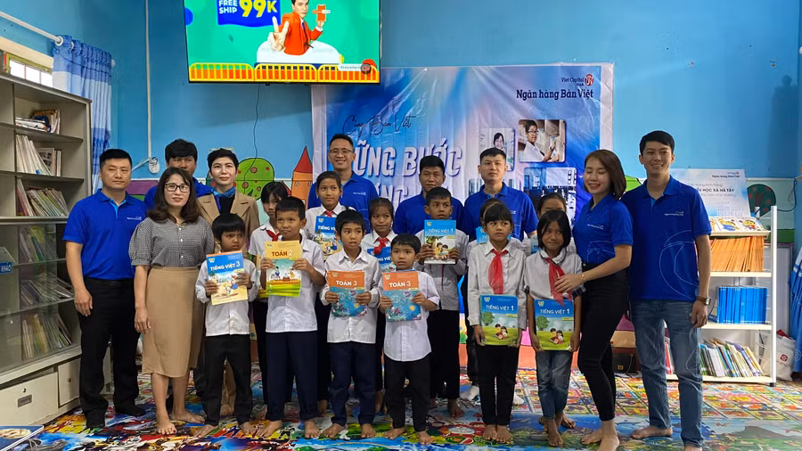 Ngân hàng TMCP Bản Việt Chi nhánh Gia Lai trao tặng trang thiết bị thư viện cho Trường Tiểu học xã Hà Tây. Ảnh: Sơn Ca. 