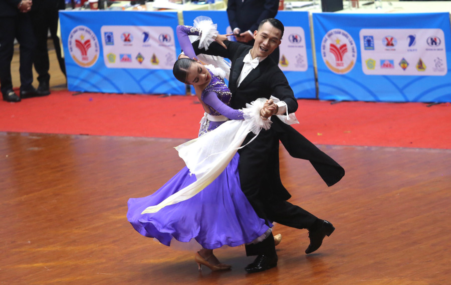 Cặp đôi Nam Dũng-Phương Thảo thi đấu đầy tự tin trong lần đầu tiên tham dự. Ảnh: Văn Ngọc