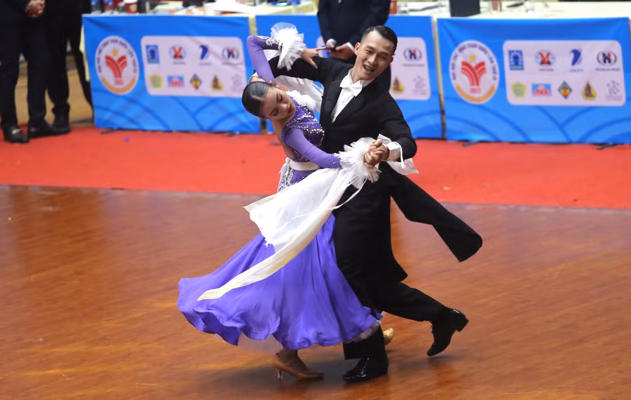 Cặp đôi Nam Dũng-Phương Thảo thi đấu đầy tự tin trong lần đầu tiên tham dự. Ảnh: Văn Ngọc Cặp đôi Nam Dũng-Phương Thảo thi đấu đầy tự tin trong lần đầu tiên tham dự. Ảnh: Văn Ngọc