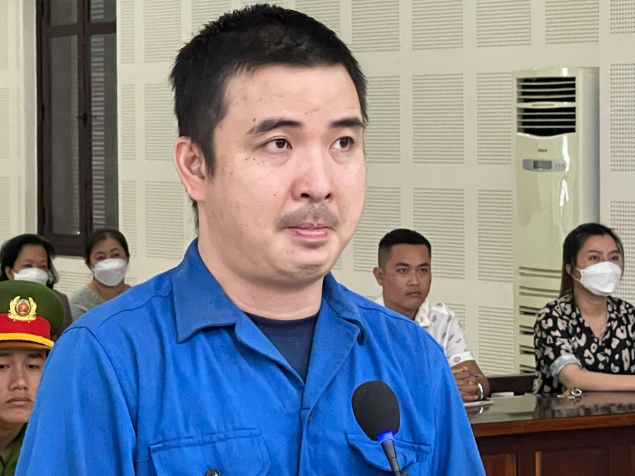 Văn Quý Đạt bị tuyên phạt 21 năm tù trong vụ đâm xe tới lui 4 lần để cán vợ và tình địch. Ảnh: V.T Văn Quý Đạt bị tuyên phạt 21 năm tù trong vụ đâm xe tới lui 4 lần để cán vợ và tình địch. Ảnh: V.T