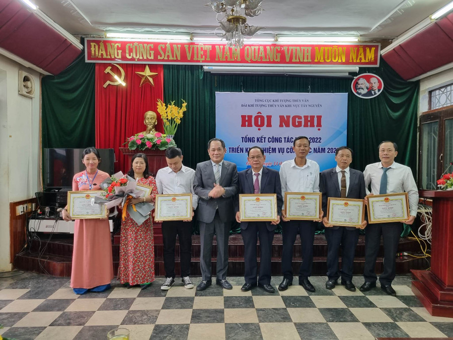 Các cá nhân có thành tích xuất sắc trong 2 năm (2021 và 2022) nhận giấy khen của Tổng cục KTTV. Ảnh: T.D Các cá nhân có thành tích xuất sắc trong 2 năm (2021 và 2022) nhận giấy khen của Tổng cục KTTV. Ảnh T.D