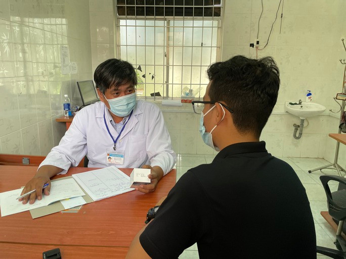 Tư vấn điều trị dùng thuốc kháng virus cho người nhiễm HIV.