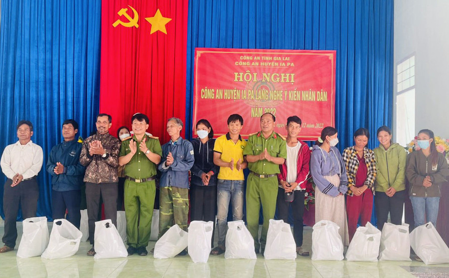 Lãnh đạo Công an huyện Ia Pa tặng quà các gia đình có hoàn cảnh khó khăn tại xã Kim Tân. Ảnh: Vũ Chi Lãnh đạo Công an huyện Ia Pa tặng quà cho các hộ gia đình có hoàn cảnh khó khăn tại xã Kim Tân. Ảnh: Vũ Chi