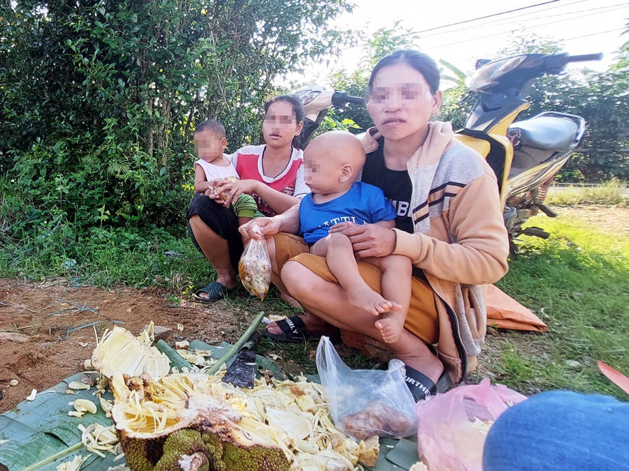Nạn tảo hôn đẩy nhiều đôi trẻ vào cảnh sống chật vật, con nhỏ nheo nhóc. Ảnh: Hoàng Sơn